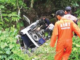 CEBU, Philippines - A van-for-hire carrying 15 people plunged off a cliff beside the Transcentral Highway in Barangay Babag 2, Cebu City